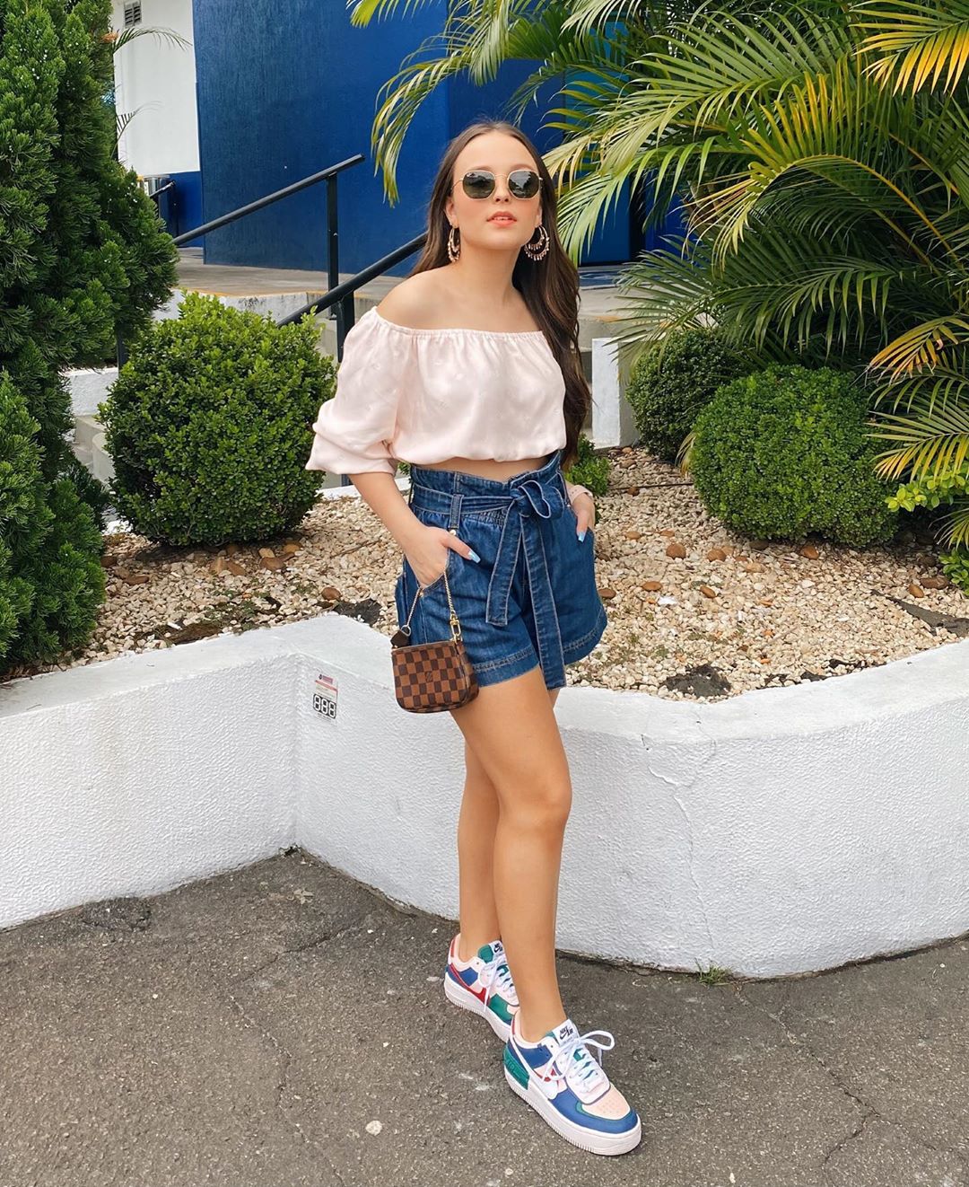 look-larissa-manoela Look da Larissa Manoela com top cropped ombro a ombro
