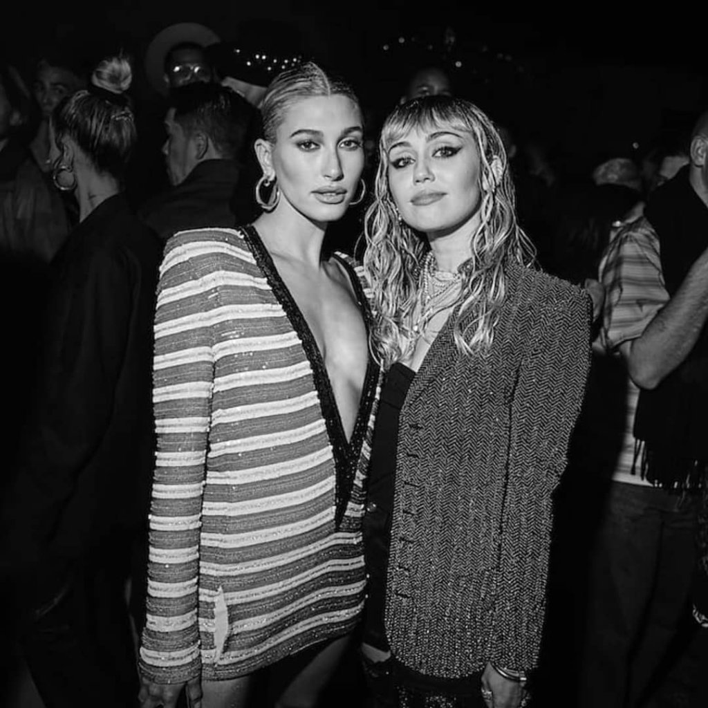 Hailey Bieber e Miley Cyrus ensinaram seus truques favoritos de maquiagem