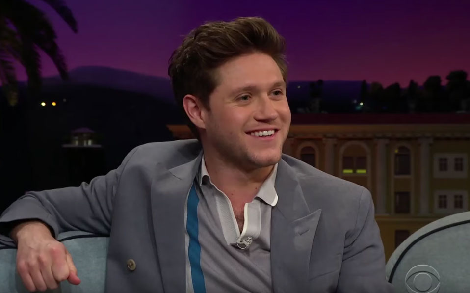 Niall Horan fica envergonhado ao ver primeira performance do One Direction