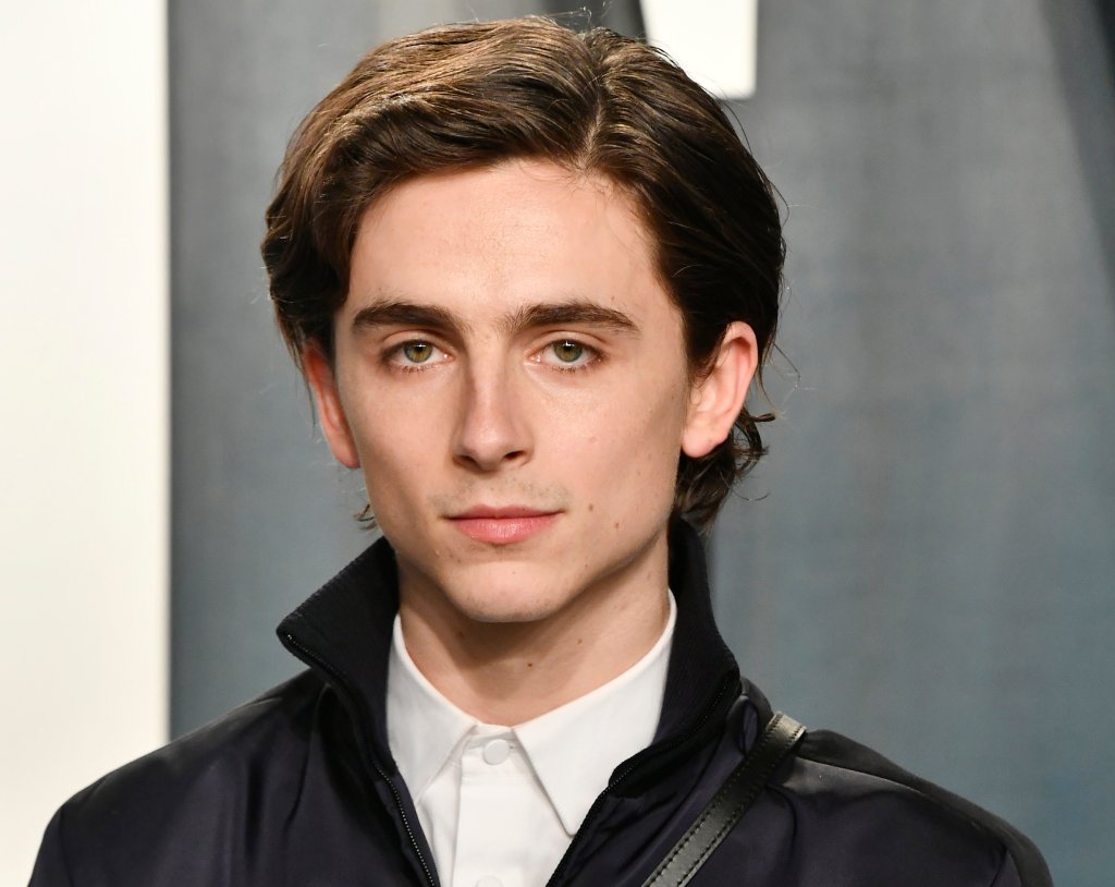 Este Instagram dá detalhes de todos os looks usados por Timothée Chalamet