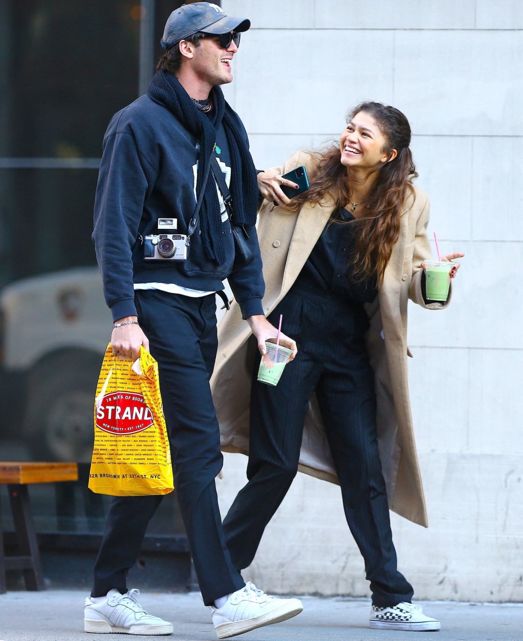 Que amor! Zendaya e Jacob Elordi combinaram looks estilosos