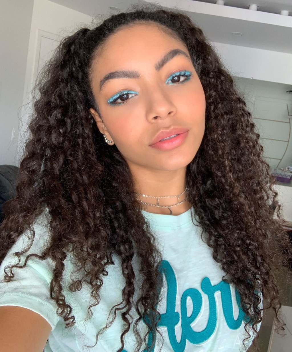 Any Gabrielly, do Now United, está amando ornar a cor do make com o look