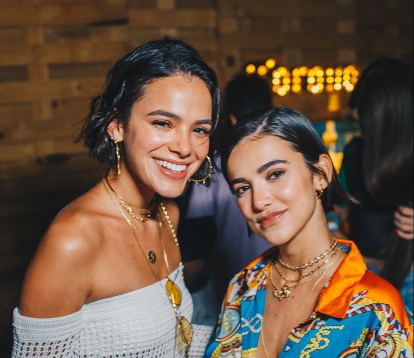 Bruna Marquezine usa roupa igual de Manu Gavassi para torcer pela amiga