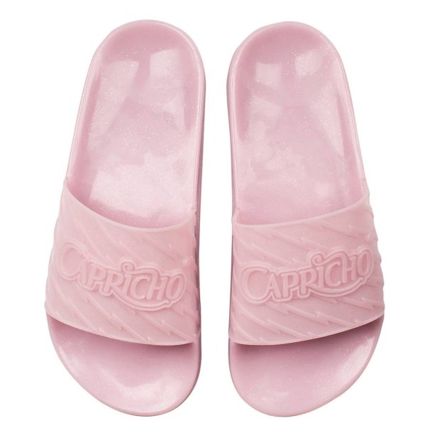 Chinelo Slide Color Glitter, Capricho Shoes, R$ 69,90*. Chinelo Slide Color Glitter, Capricho Shoes, R$ 69,90*.