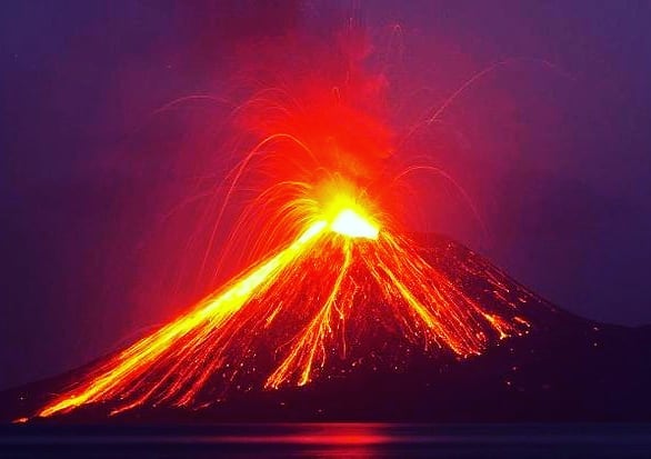 Vulcão entra em erupção na Indonésia e assusta moradores da capital
