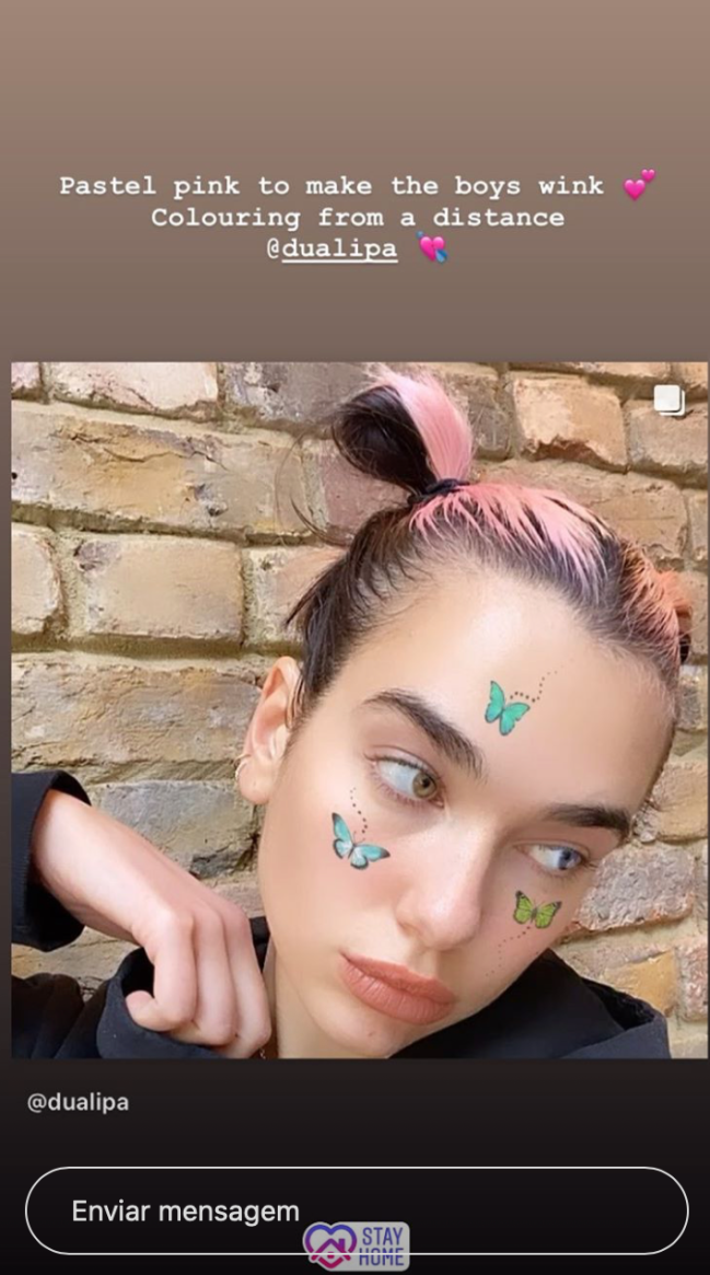 Dua Lipa de cabelo rosa