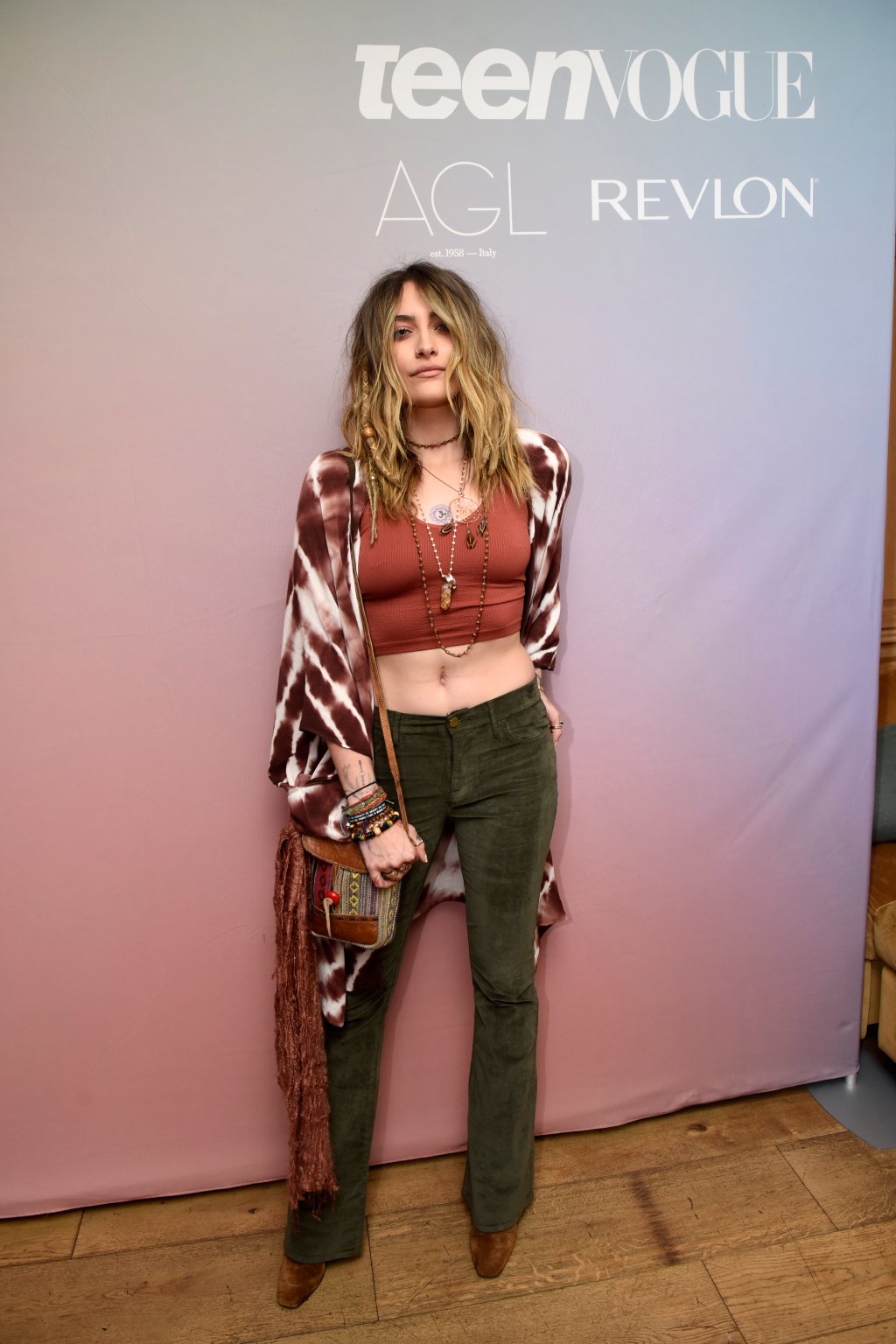 Look do Dia: Paris Jackson investiu na ~vibe~ boho com cropped e tie-dye