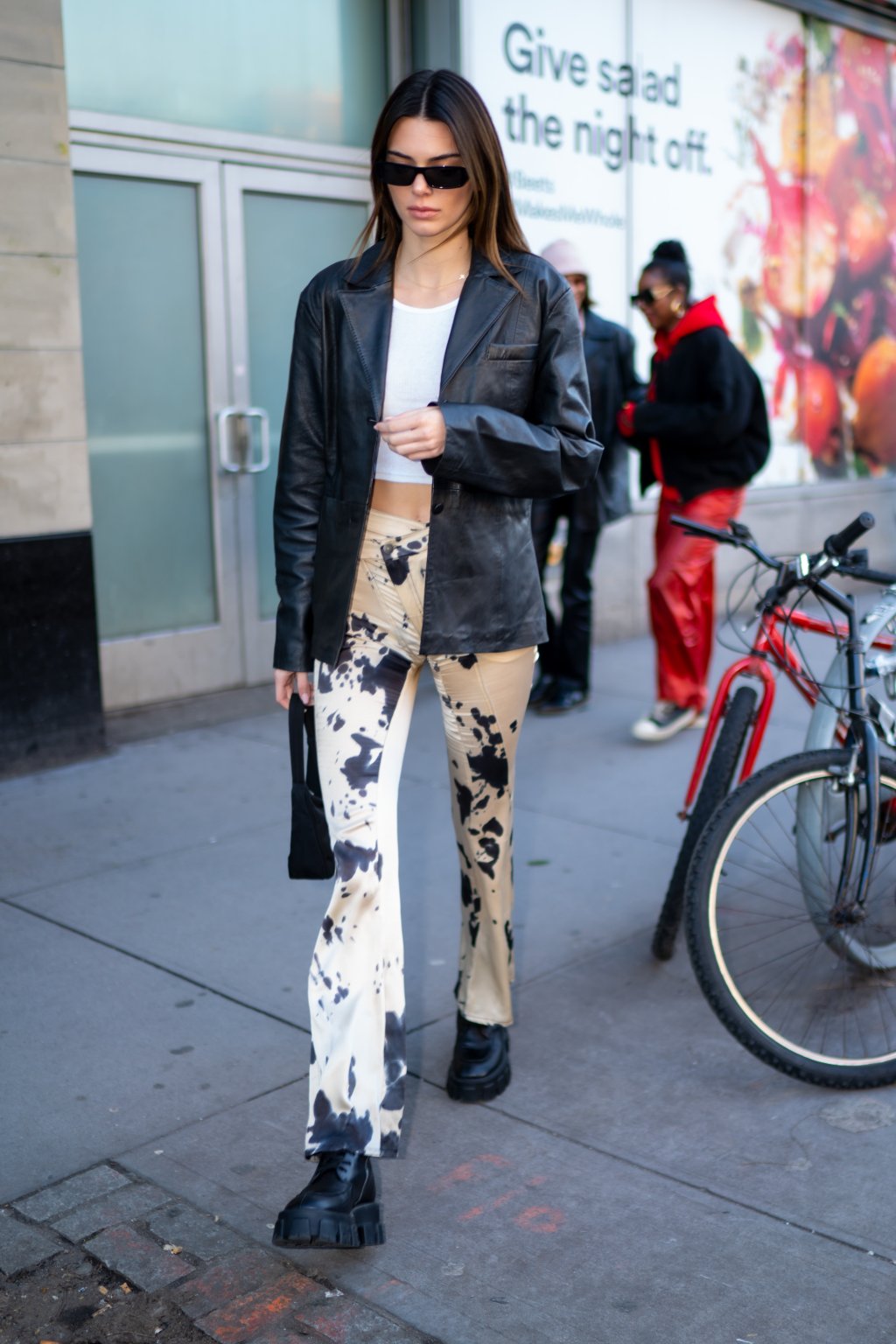 Look do Dia: Kendall Jenner apostou em calça que tem estampa ~diferentona~