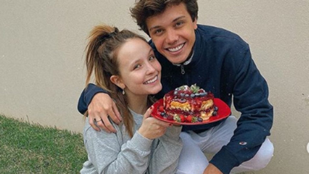 Larissa Manoela e Leo Cidade fazem date romântico para celebrar namoro