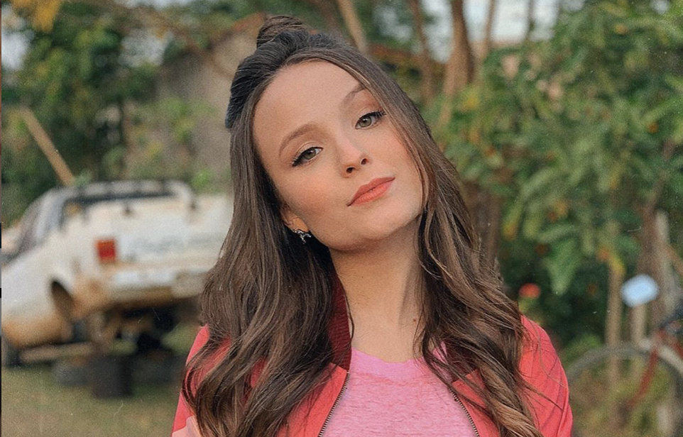 Larissa Manoela relembra festa de 15 anos e prova vestido usado na valsa