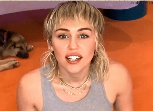 Miley Cyrus precisou de ajuda profissional pra ~consertar~ sua franja