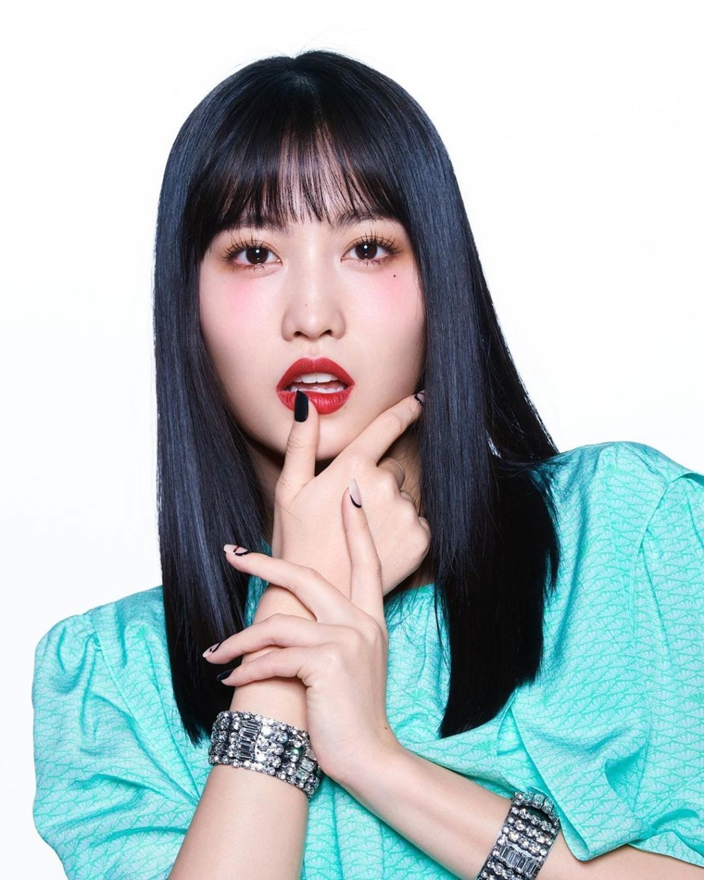Momo, do TWICE, aparece loira e fãs criam teoria de possível comeback