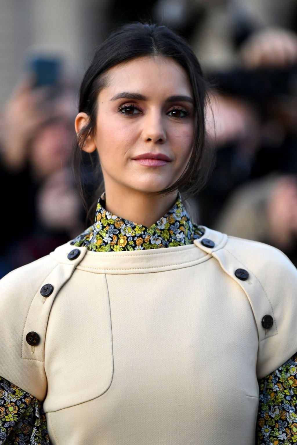 10 looks estilosos da Nina Dobrev para você se inspirar