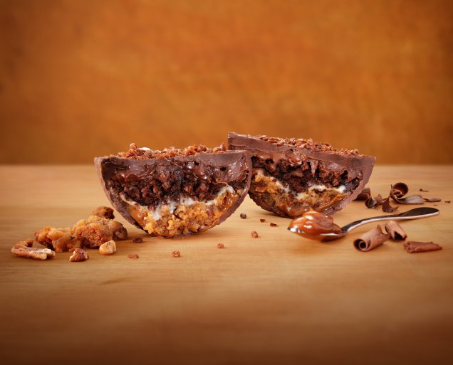Outback Duo Thunder 290g com meio ovo de chocolate amargo recheado por cinco camadas: dois brownies artesanais, um de chocolate e o outro de doce de leite Havanna, ambos com nozes pecãs, ganaches de chocolate branco e de chocolate meio amargo e creme trufado de doce de leite (R$ 39,90*) Outback Duo Thunder 290g com meio ovo de chocolate amargo recheado por cinco camadas: dois brownies artesanais, um de chocolate e o outro de doce de leite Havanna, ambos com nozes pecãs, ganaches de chocolate branco e de chocolate meio amargo e creme trufado de doce de leite (R$ 39,90*)