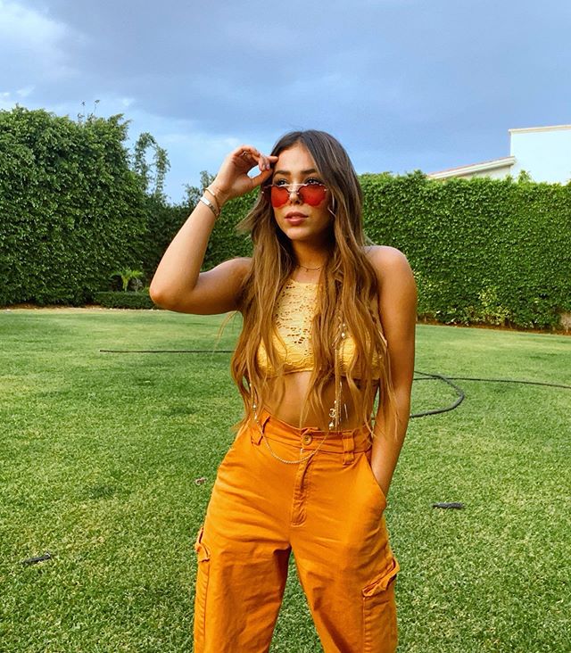 Danna Paola lança o hit Sola – e o clipe foi todo gravado do celular