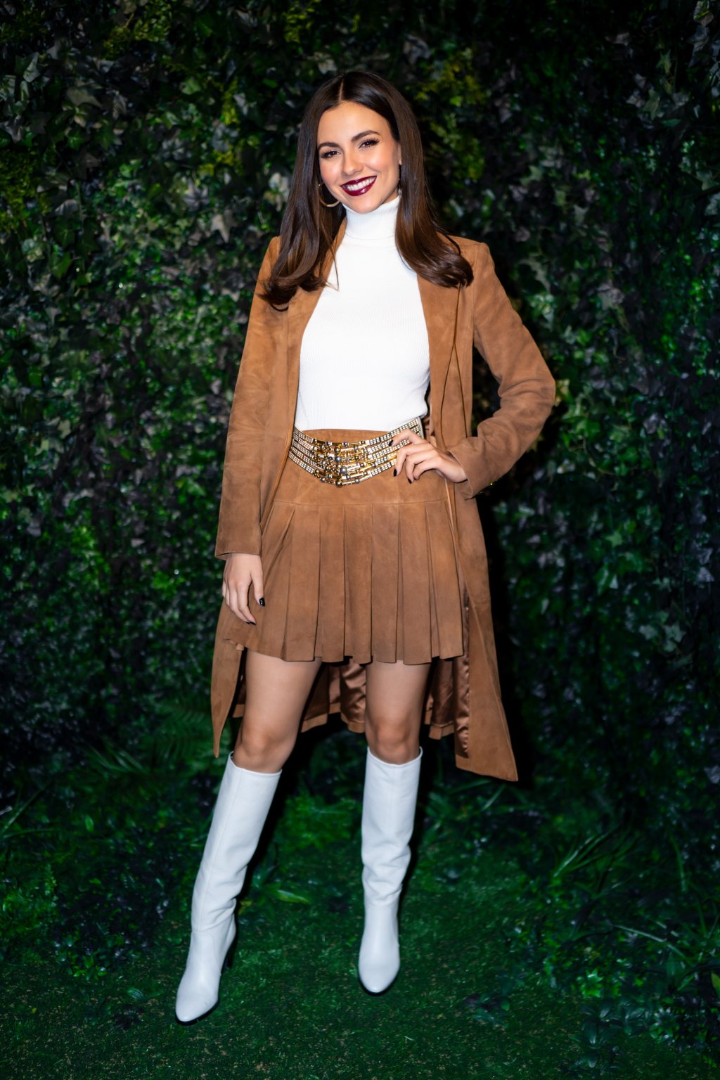 Look do Dia: Victoria Justice usou a cor e a bota do outono-inverno