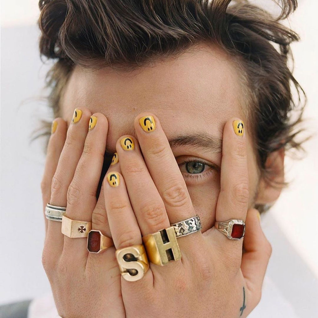 Aprenda a fazer a nail art de carinha feliz do Harry Styles