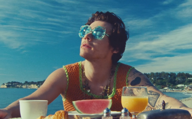 Finalmente! Harry Styles lança clipe perfeito de Watermelon Sugar