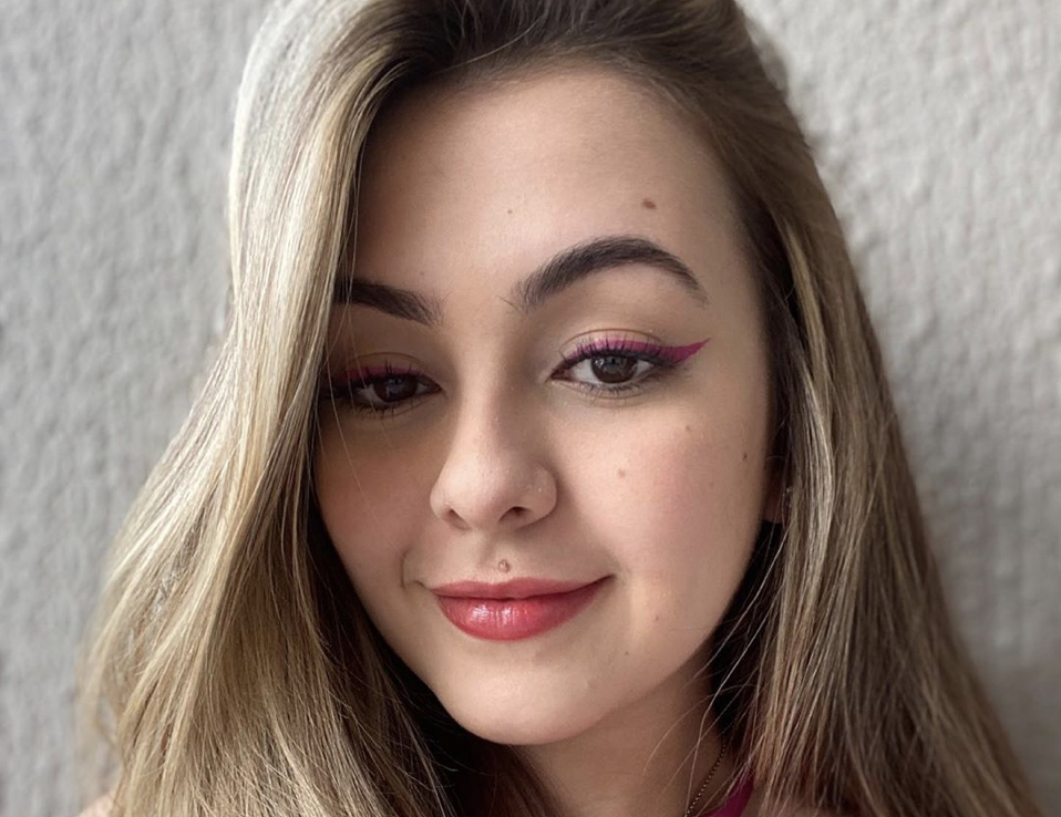 Klara Castanho ensina 3 jeitos de fazer delineado colorido no TikTok da CH