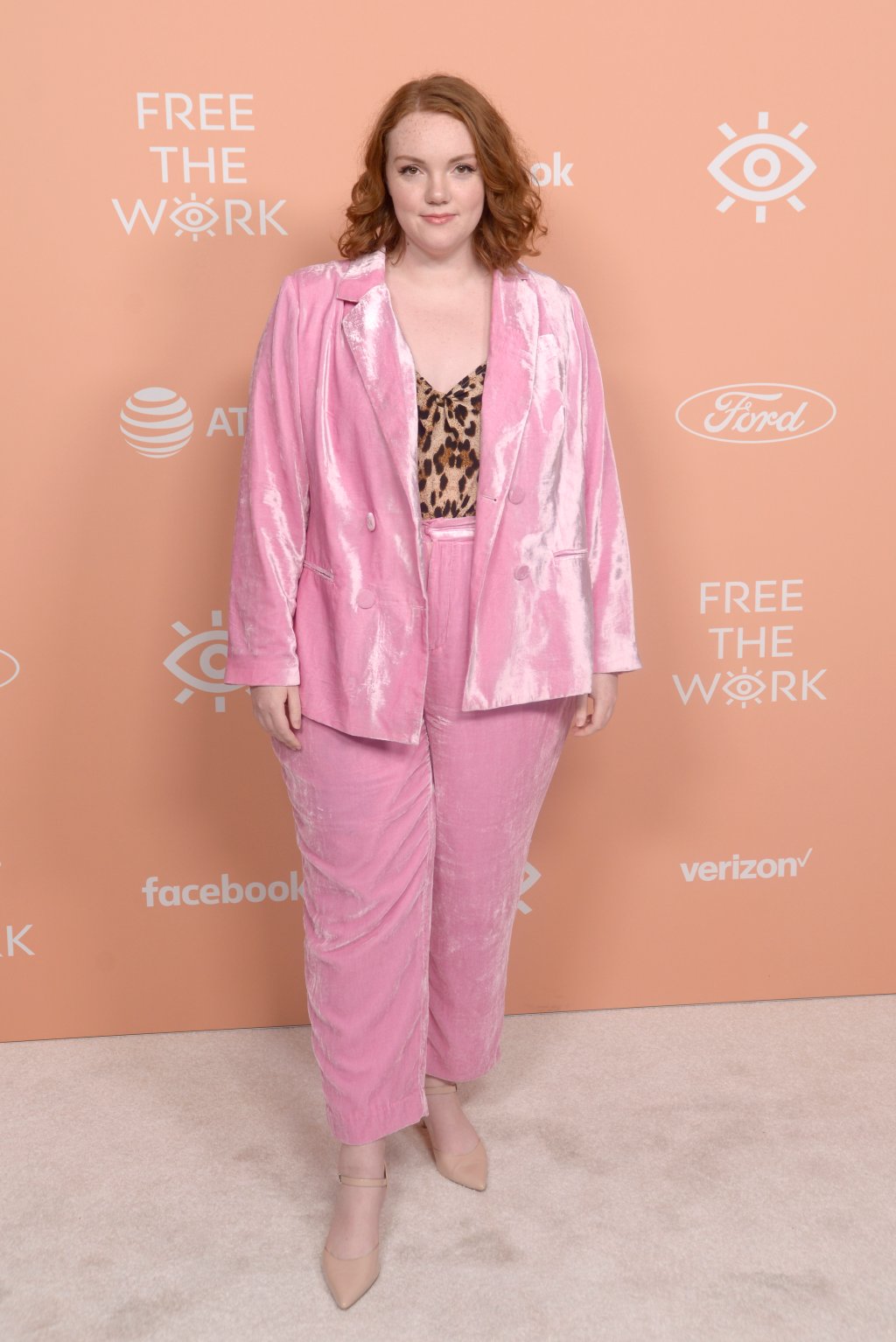 Look do Dia: o conjuntinho rosa de veludo da Shannon Purser é lindo!