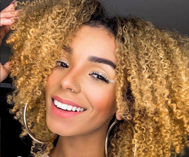 Brunna Gonçalves cacheada