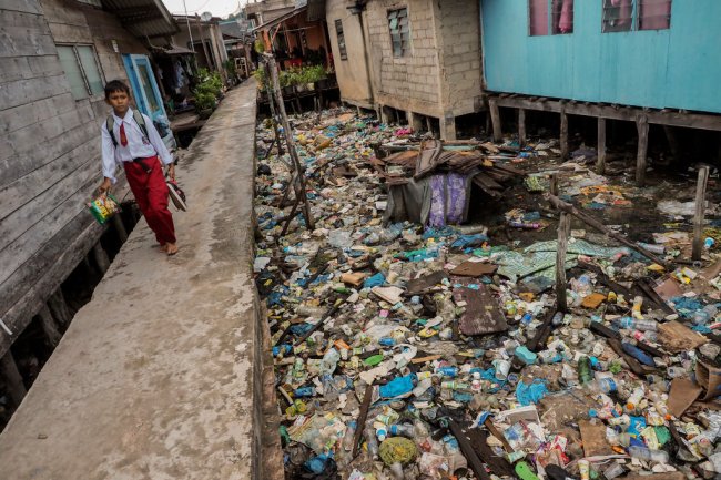 8 maneiras de ajudar a salvar os oceanos sem sair de casa lixo na indonésia