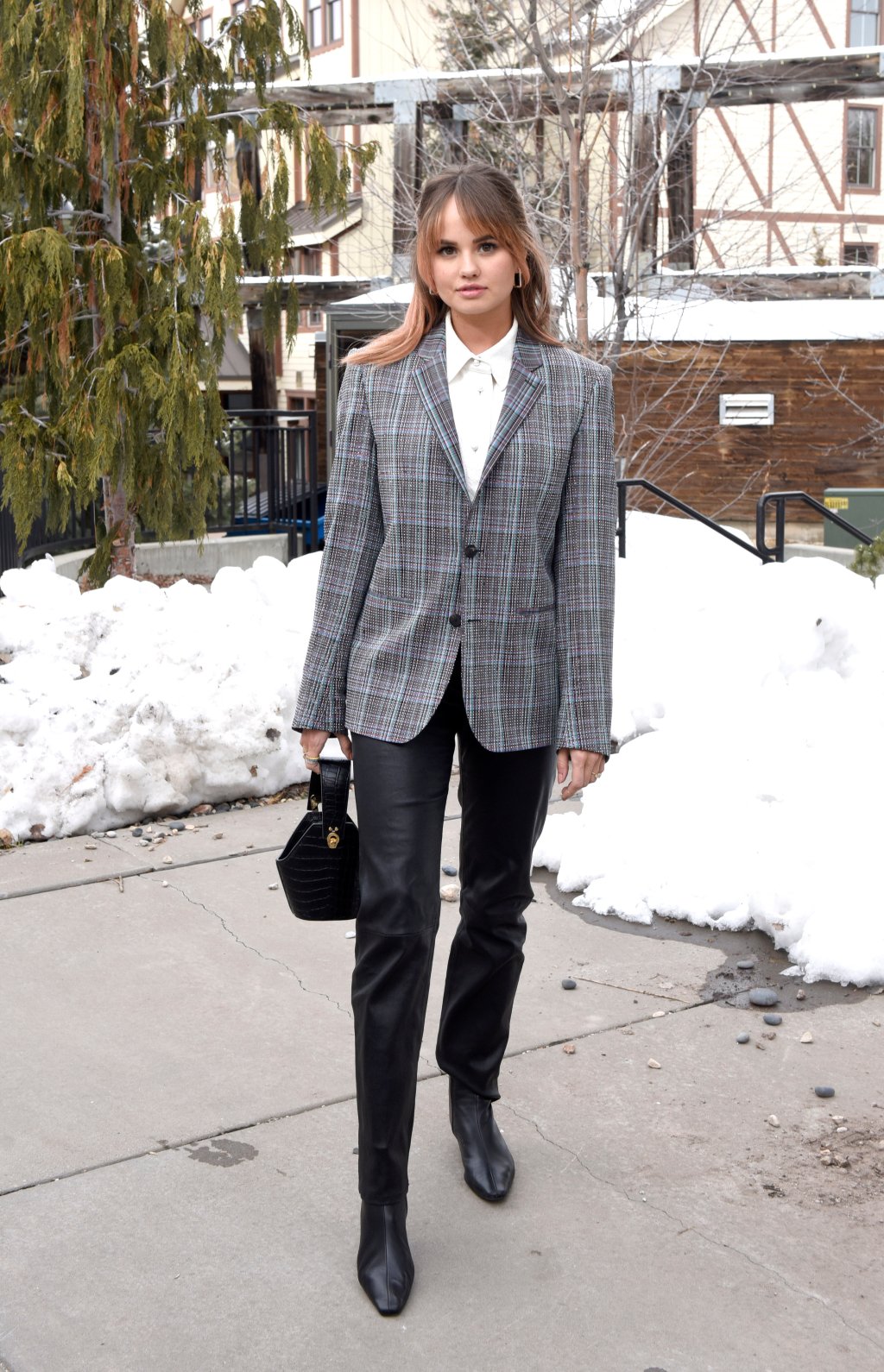 Look do Dia: Debby Ryan mostrou que a dupla camisa + blazer é estilosa