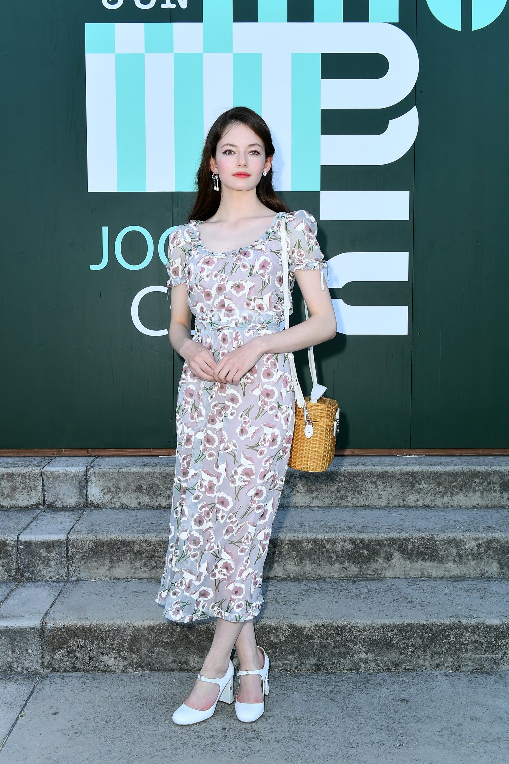 Look do Dia: Mackenzie Foy ficou fofa com vestido midi floral