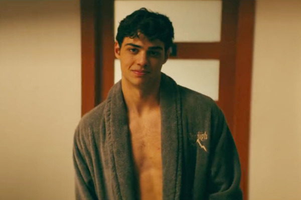 Noah Centineo em cena de de Para Todos os Garotos Que Já Amei com roupão meio aberto