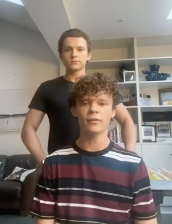 Tom Holland cortou o cabelo de seu irmão em casa, e até que deu certo!