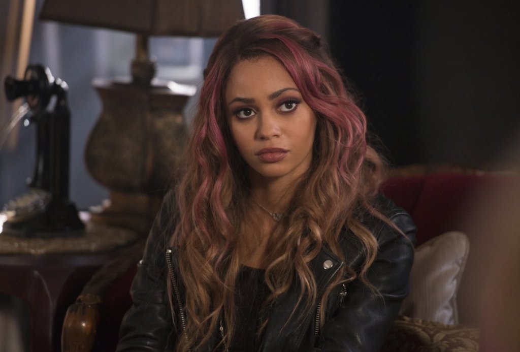 Após protesto de Vanessa Morgan, criador de Riverdale promete mudanças