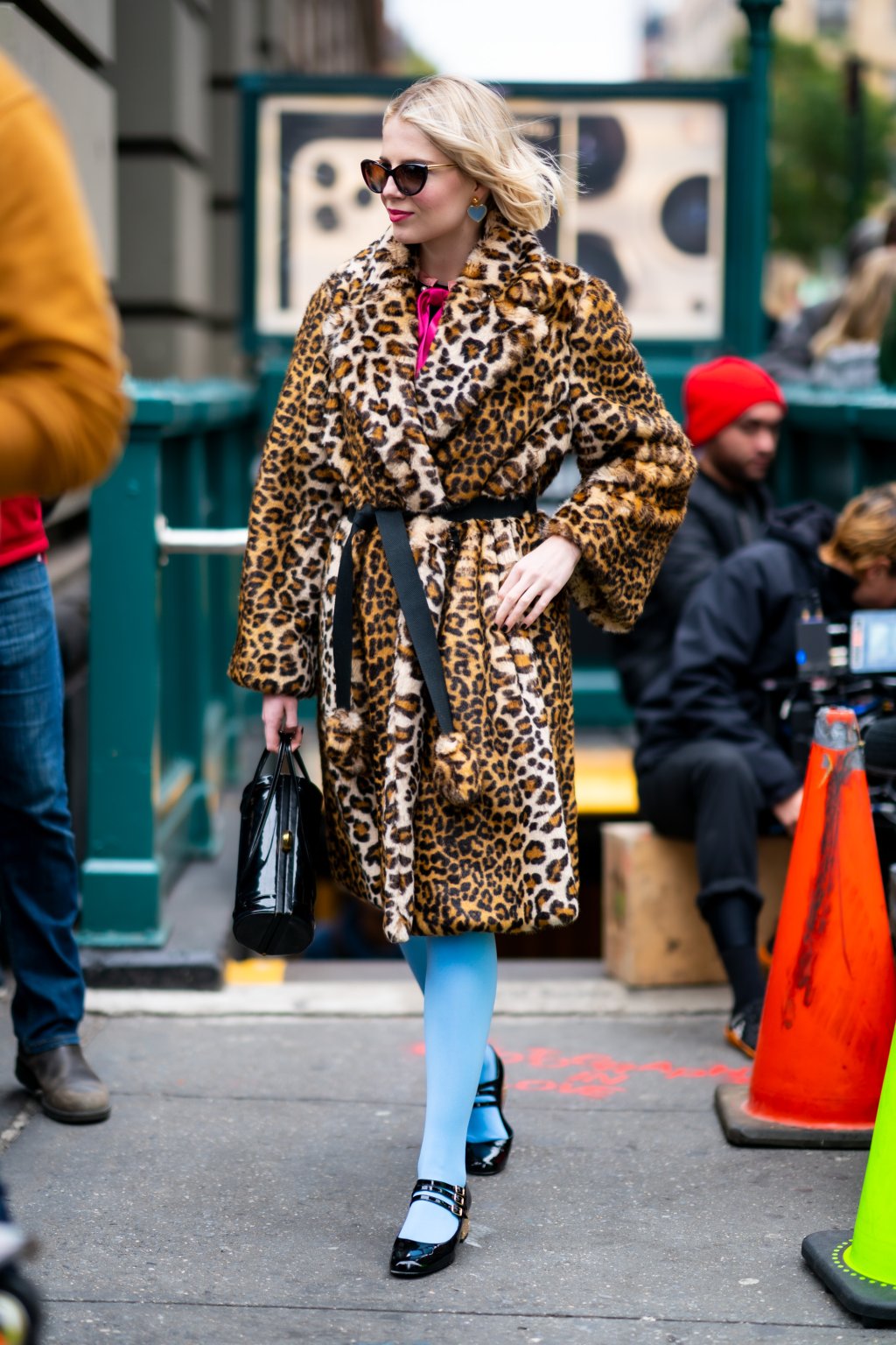 Look do Dia: Lucy Boynton combinou casaco de animal print com meia azul