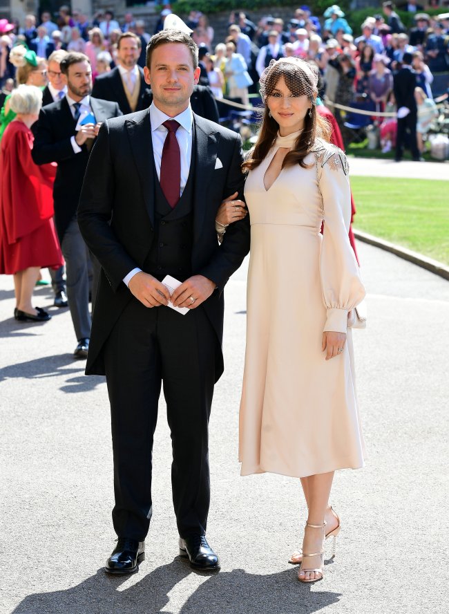 Troian Bellisario e Patrick J. Adams no casamento de Meghan Markle e Principe Harry