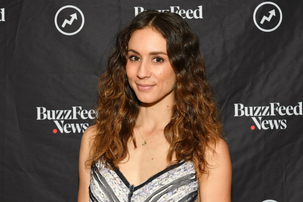 Troian Bellisario sofreu pra decidir a roupa do casamento de Meghan Markle