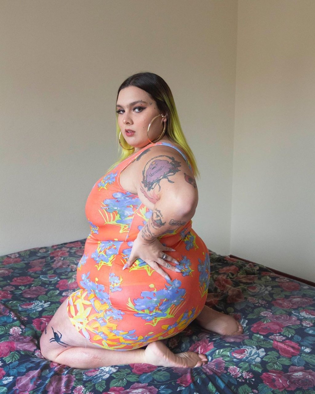 Modelo sofre gordofobia após humorista usar foto sua pra “chamar atenção”