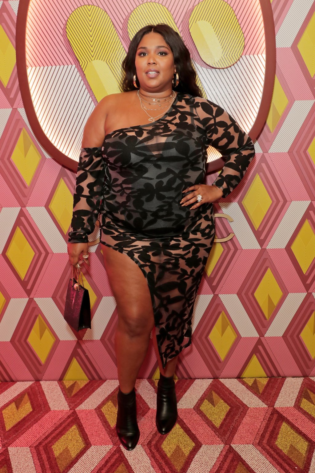 Look do Dia: Lizzo ousou com vestido transparente + fenda poderosa