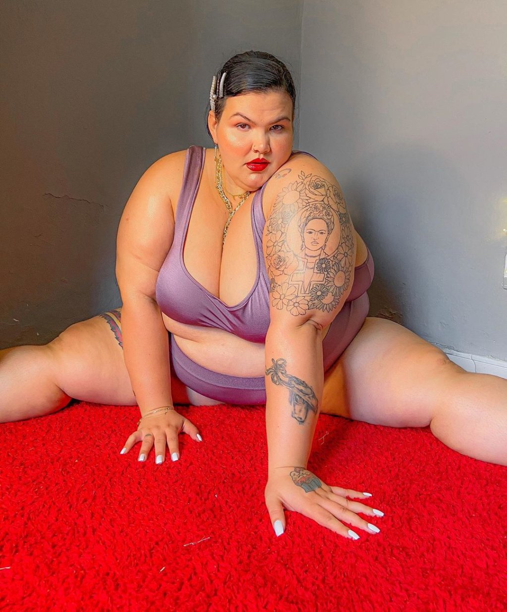 Thais Carla sofre gordofobia após postar foto nua: “Peito caído”