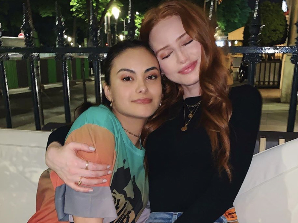 Camila Mendes e Madelaine Petsch usaram este penteado de jeitos diferentes