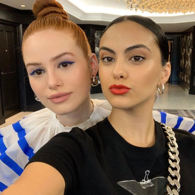 Camila Mendes e Madelaine Petsch