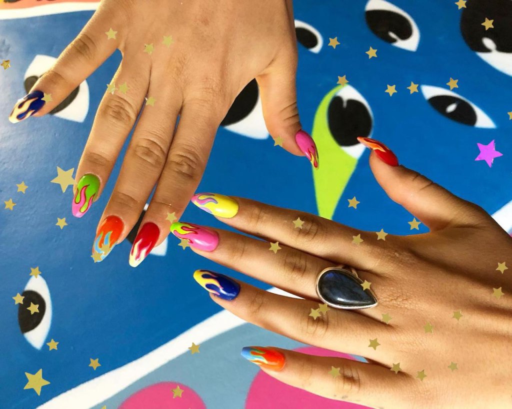 Conheça a nail artist responsável pelas unhas incríveis de várias famosas