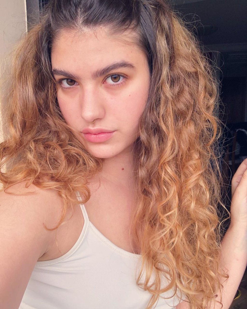 Giovanna Grigio descoloriu as sobrancelhas. Veja como ficou!