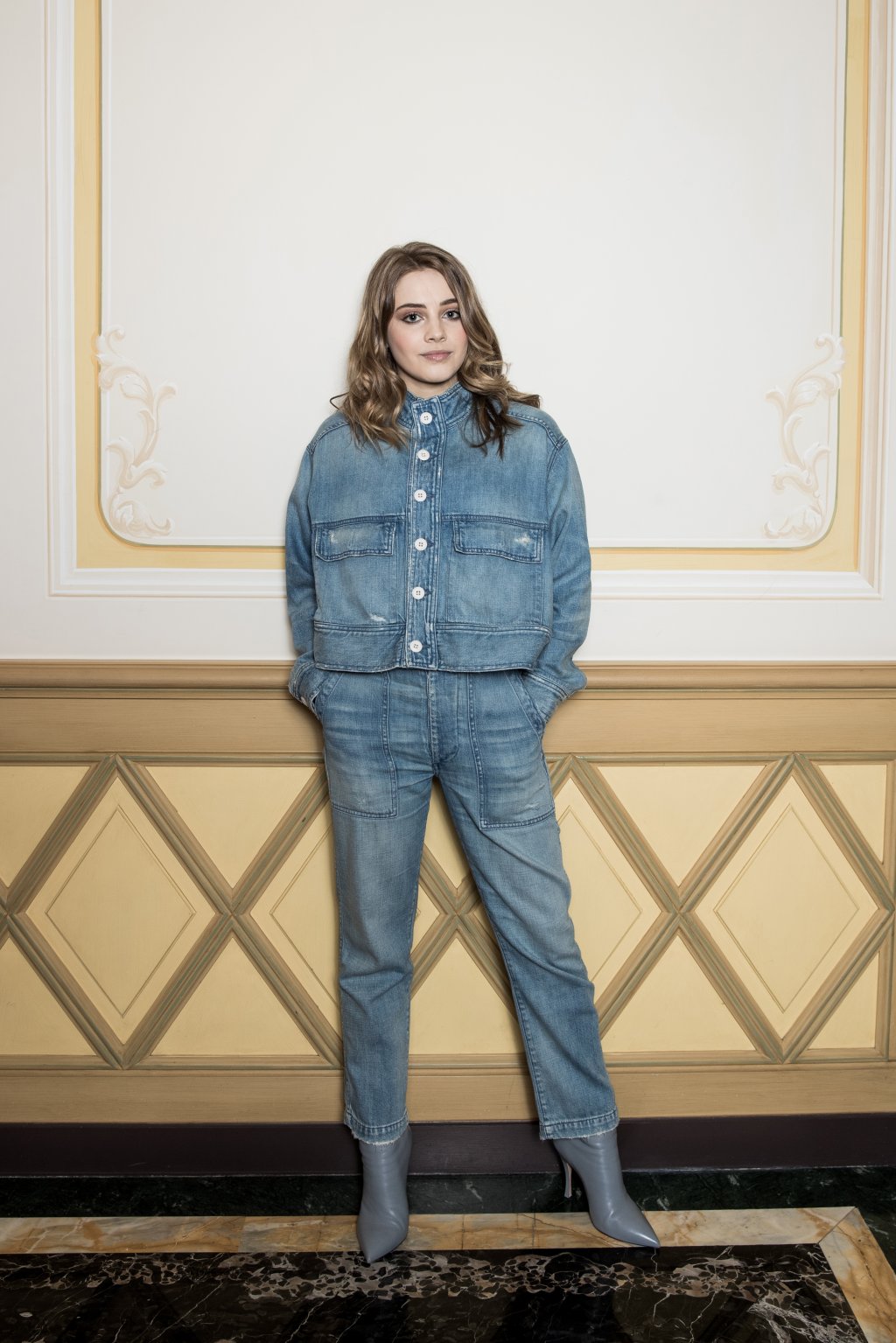 Look do Dia: Josephine Langford provou que o visual todo jeans é estiloso