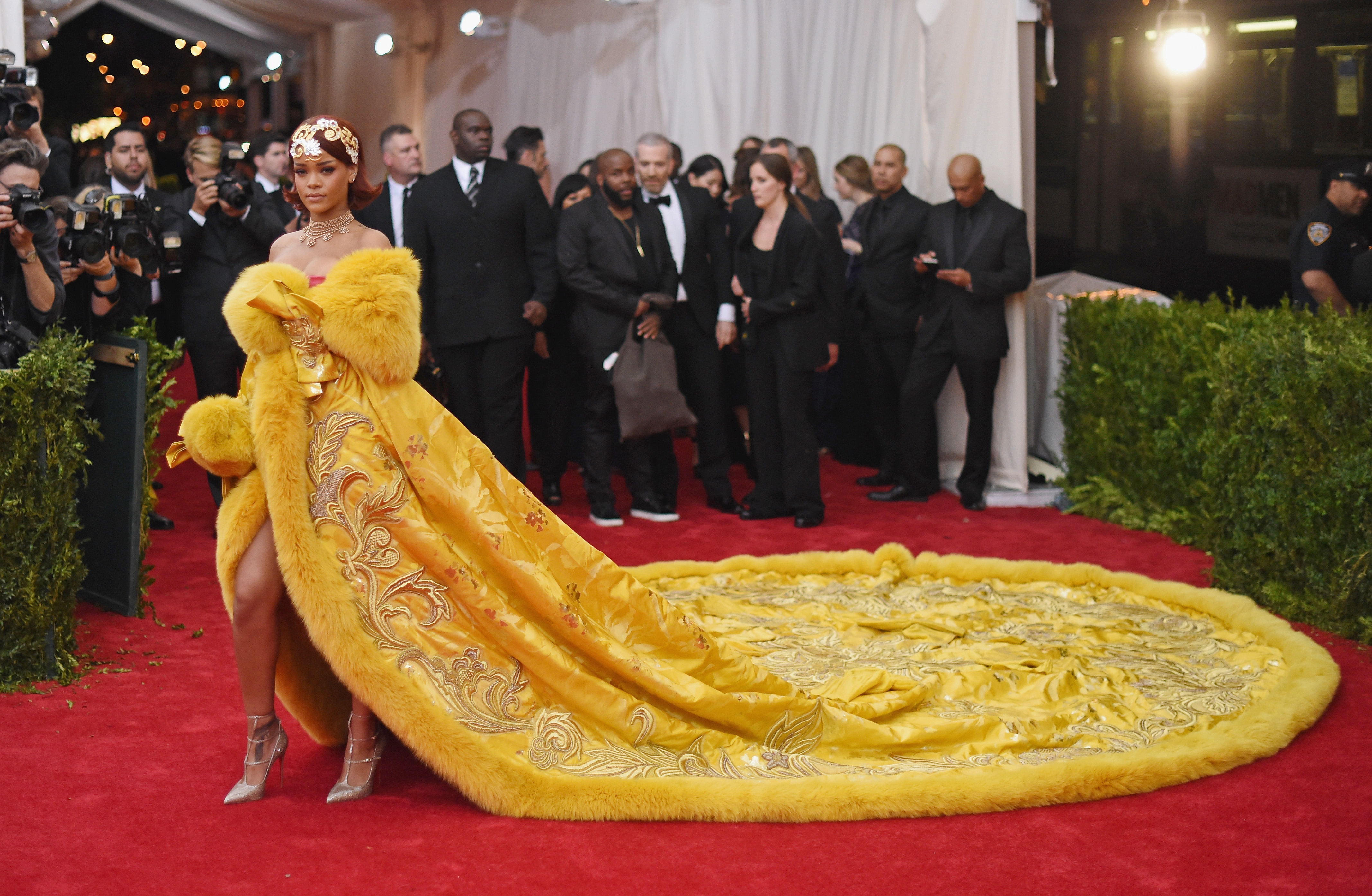 rihanna-vestido-amarelo-baile-met-gala-2015