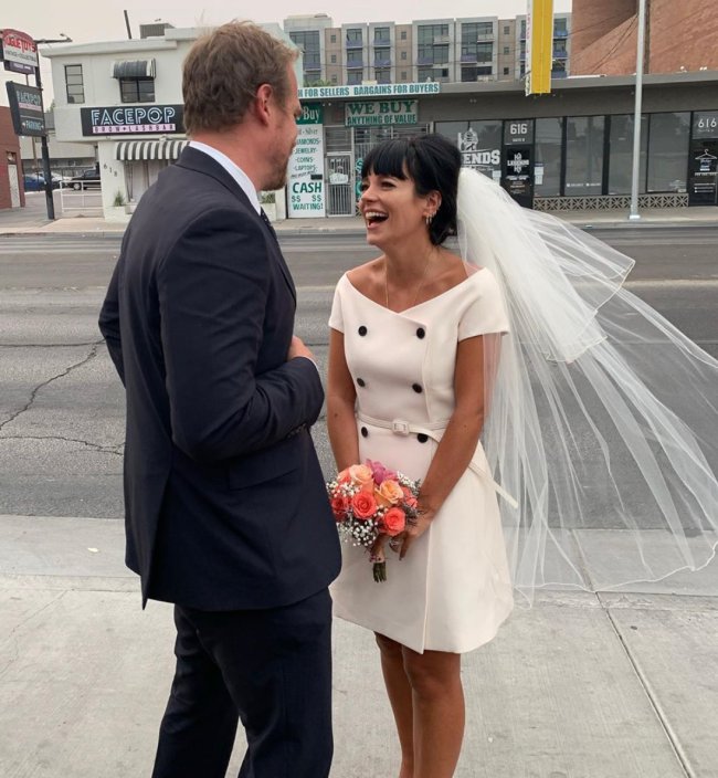 Lily Allen se casou vestido de noiva vintage David Harbour