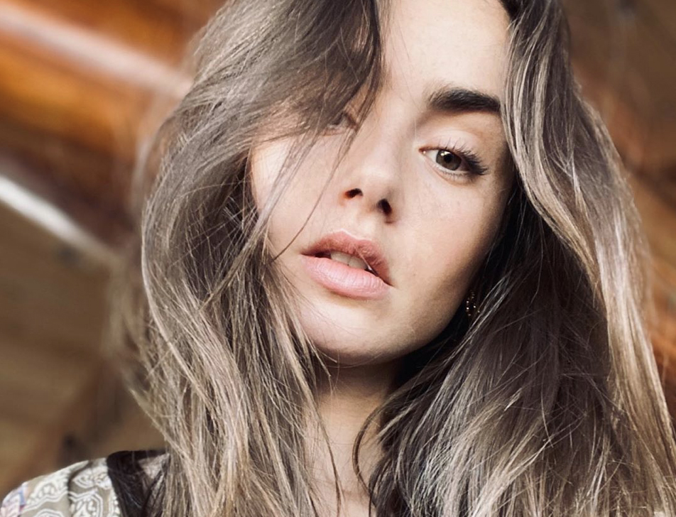 Lily Collins está noiva! Veja os detalhes do anel de noivado da atriz