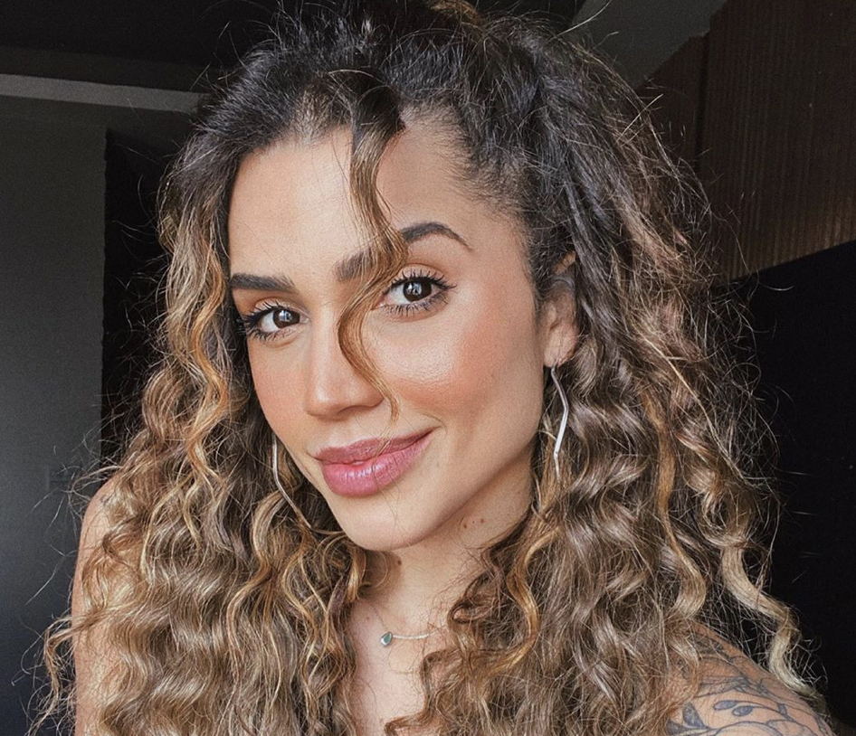 Durante transição capilar, Paula Amorim muda a cor e fica morena