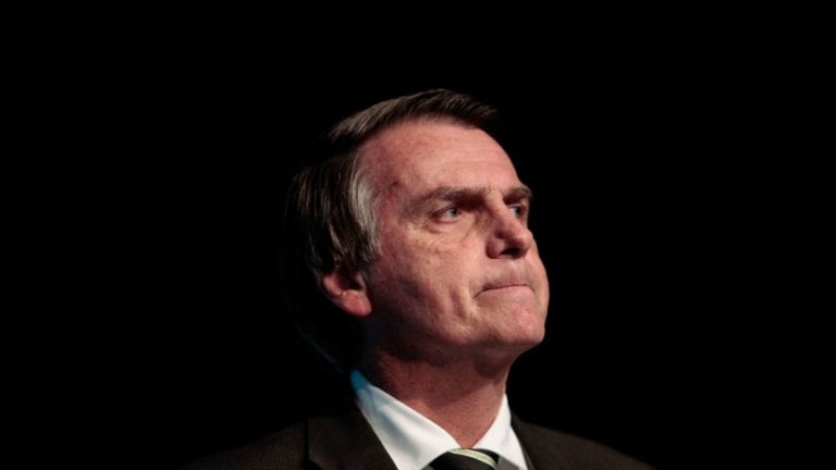 Foto de Jair Bolsonaro com cara de preocupado