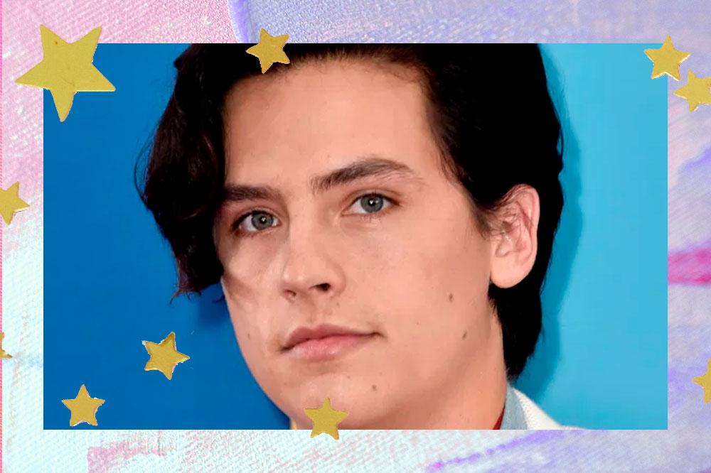 Cole Sprouse é visto passeando de mãos dadas com modelo. Veja fotos!