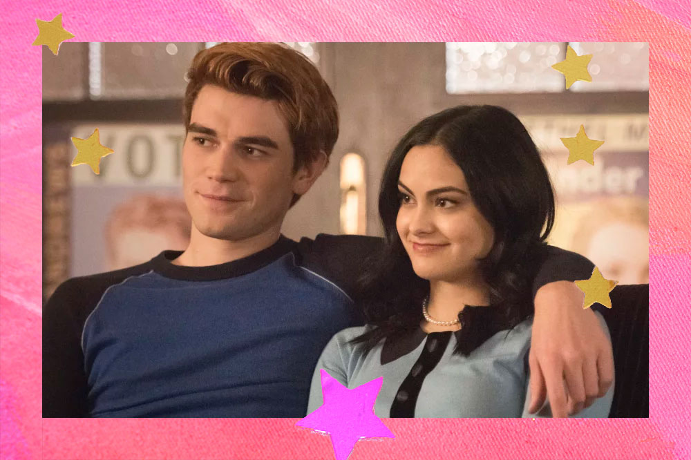 Riverdale: KJ Apa e Camila Mendes mostram procedimento para cenas de beijo