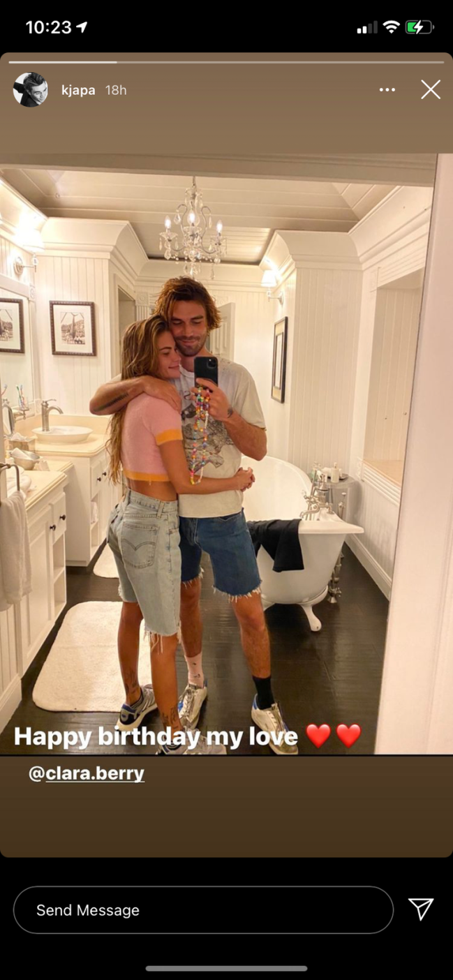 KJ Apa abraçado com a namorada Clara Berry